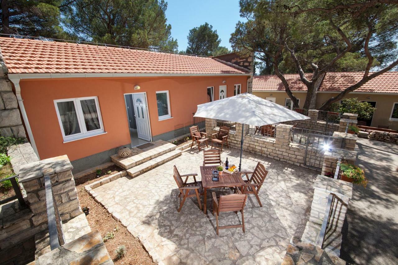 Apartments And Mobile Homes Makarska Buitenkant foto